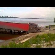 Водитель фуры не смог заехать на паром mp4